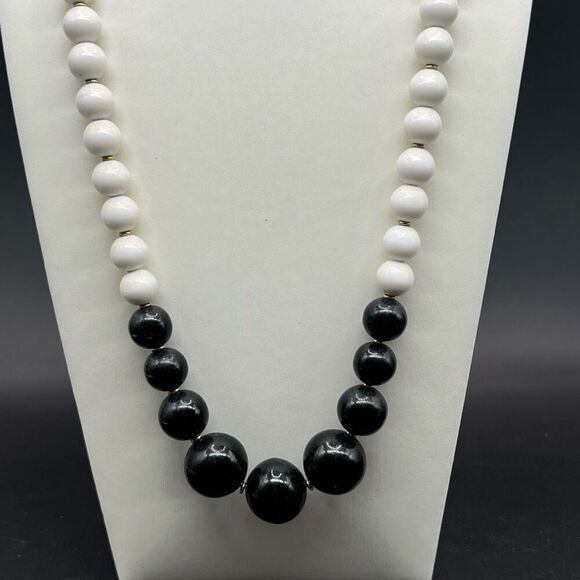 Vintage Classic Necklace Black And White Beads On Gold Tone Chain Classic Money - Picture 1 of 6